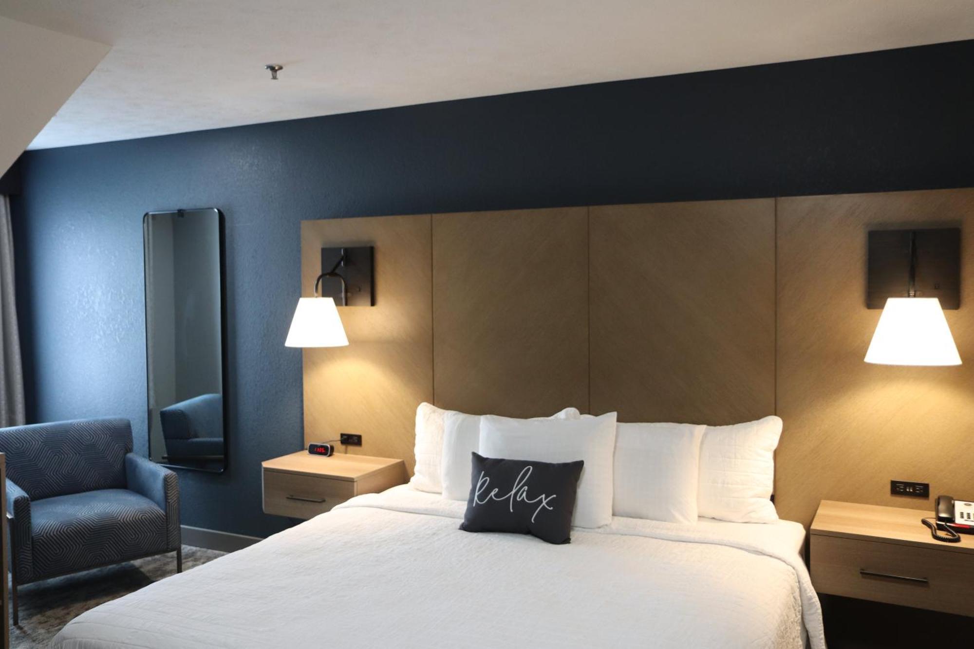 Eastland Suites Hotel & Conference Center Блумингтън Екстериор снимка