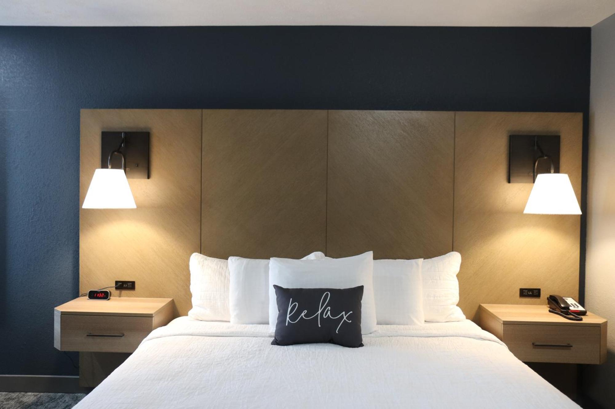 Eastland Suites Hotel & Conference Center Блумингтън Екстериор снимка
