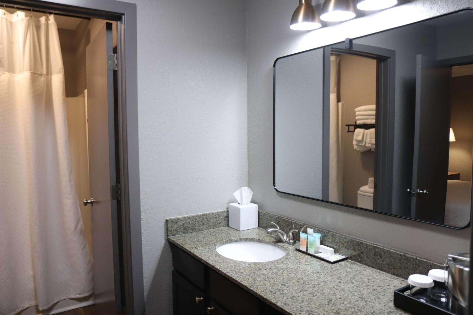 Eastland Suites Hotel & Conference Center Блумингтън Екстериор снимка
