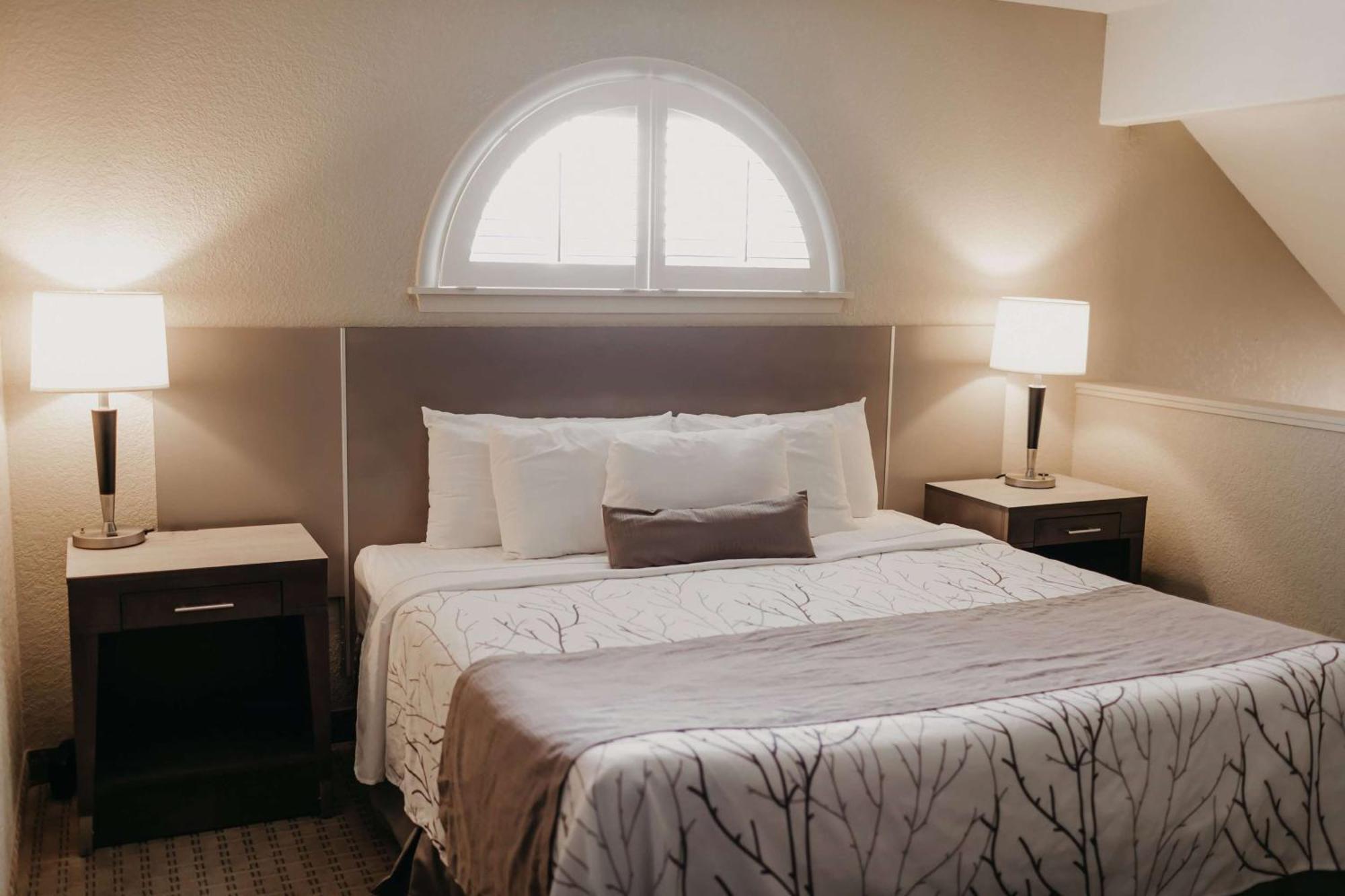 Eastland Suites Hotel & Conference Center Блумингтън Екстериор снимка