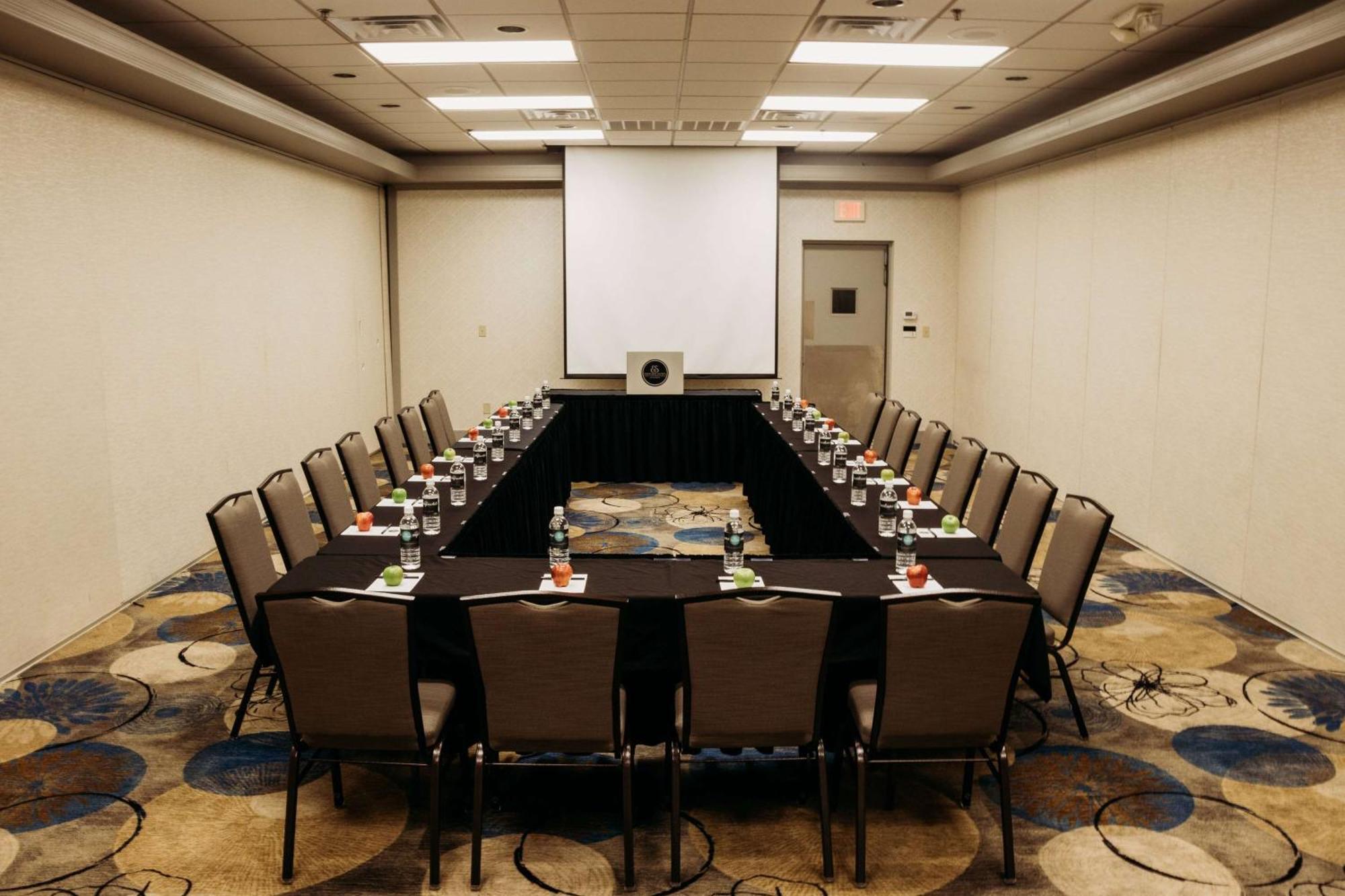 Eastland Suites Hotel & Conference Center Блумингтън Екстериор снимка
