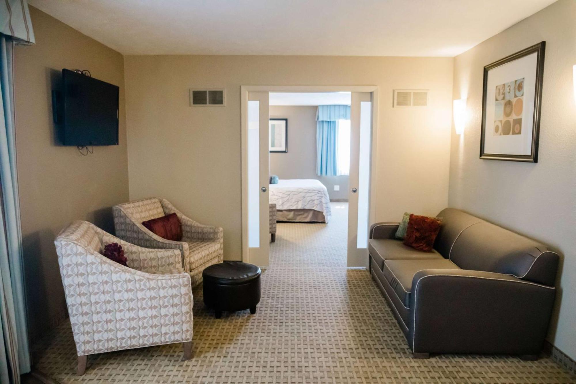 Eastland Suites Hotel & Conference Center Блумингтън Екстериор снимка