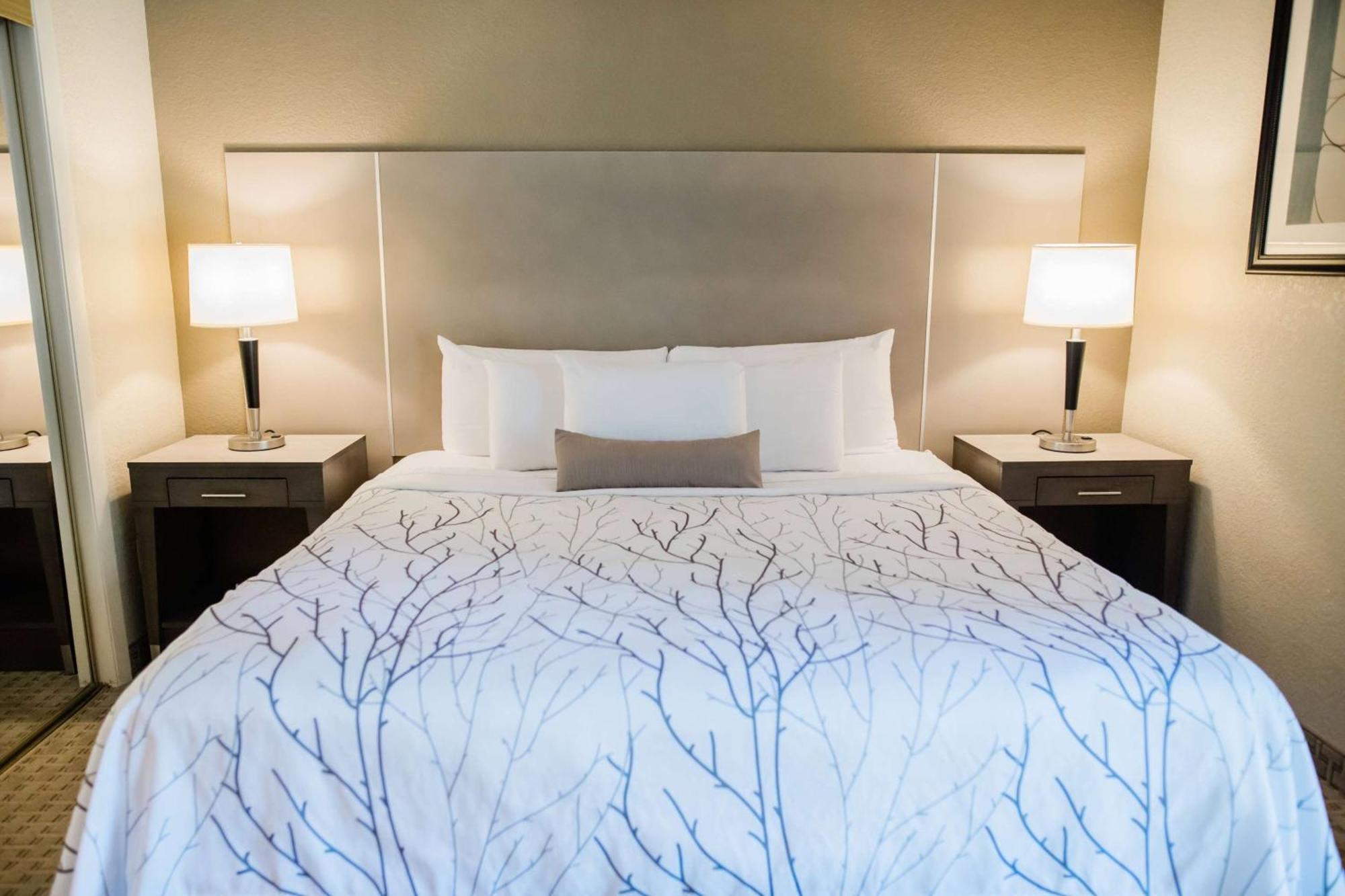 Eastland Suites Hotel & Conference Center Блумингтън Екстериор снимка