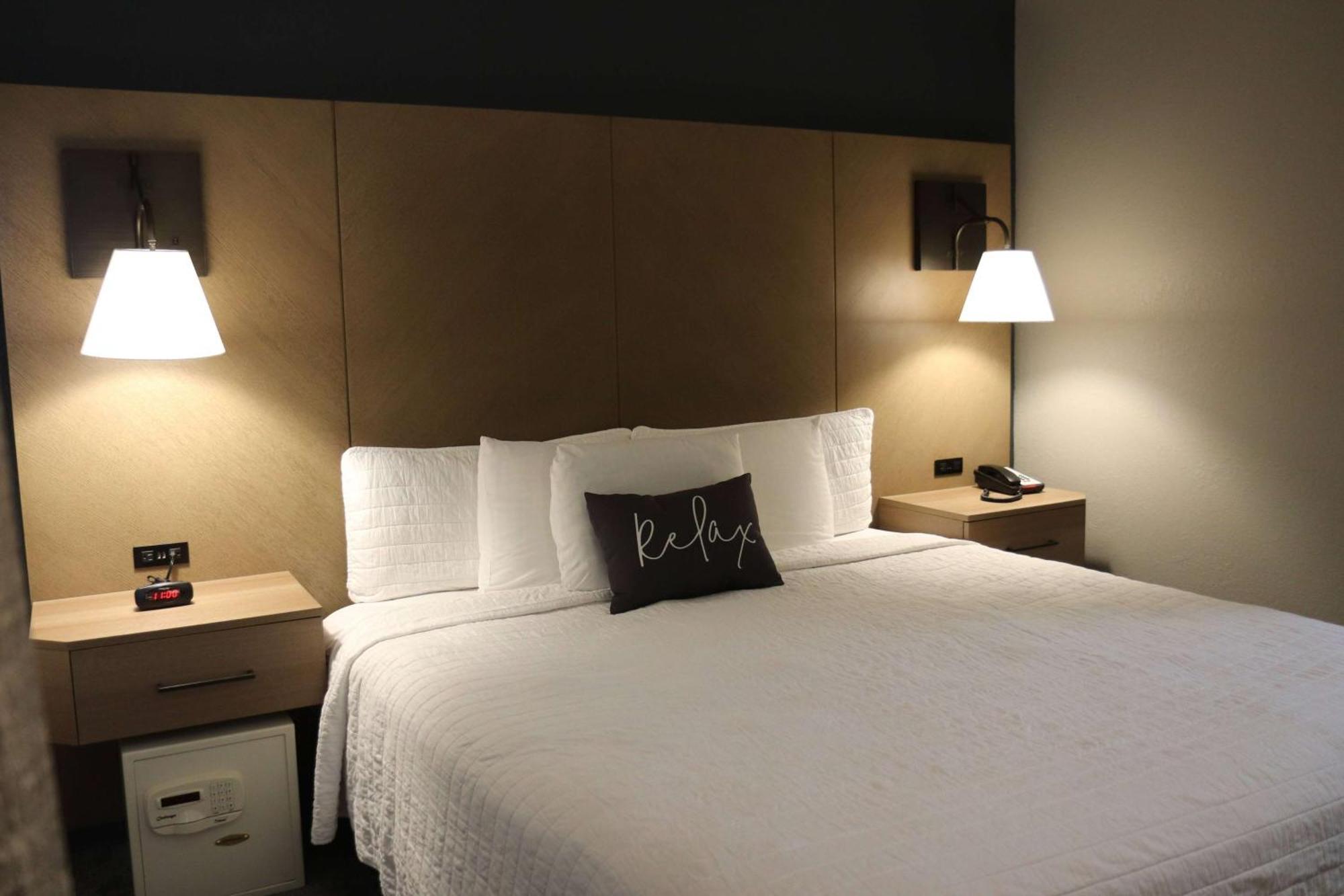 Eastland Suites Hotel & Conference Center Блумингтън Екстериор снимка