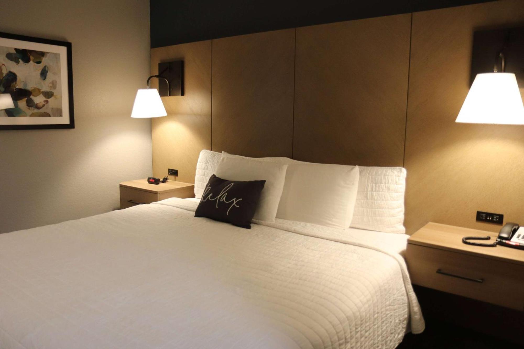 Eastland Suites Hotel & Conference Center Блумингтън Екстериор снимка