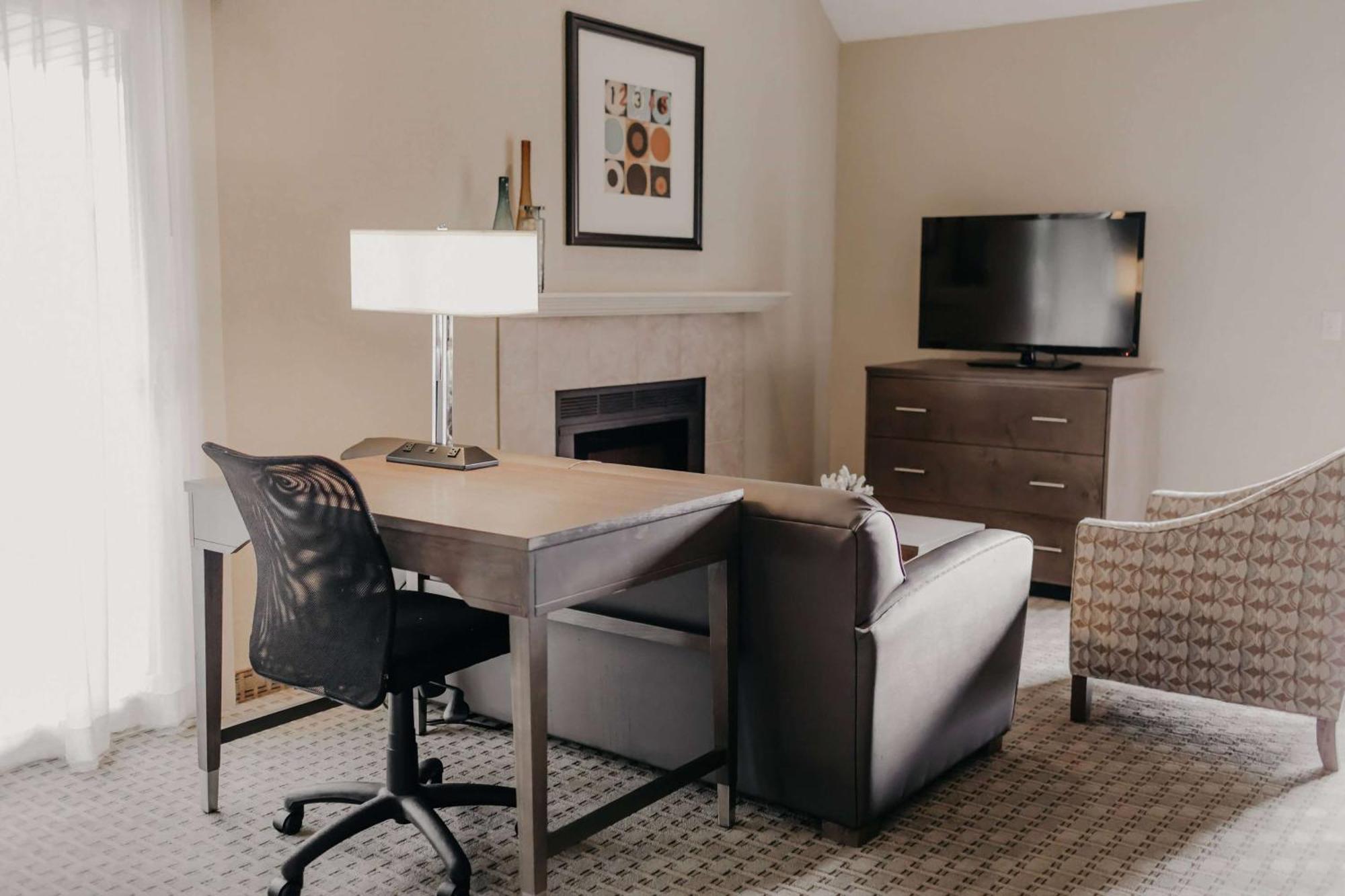 Eastland Suites Hotel & Conference Center Блумингтън Екстериор снимка
