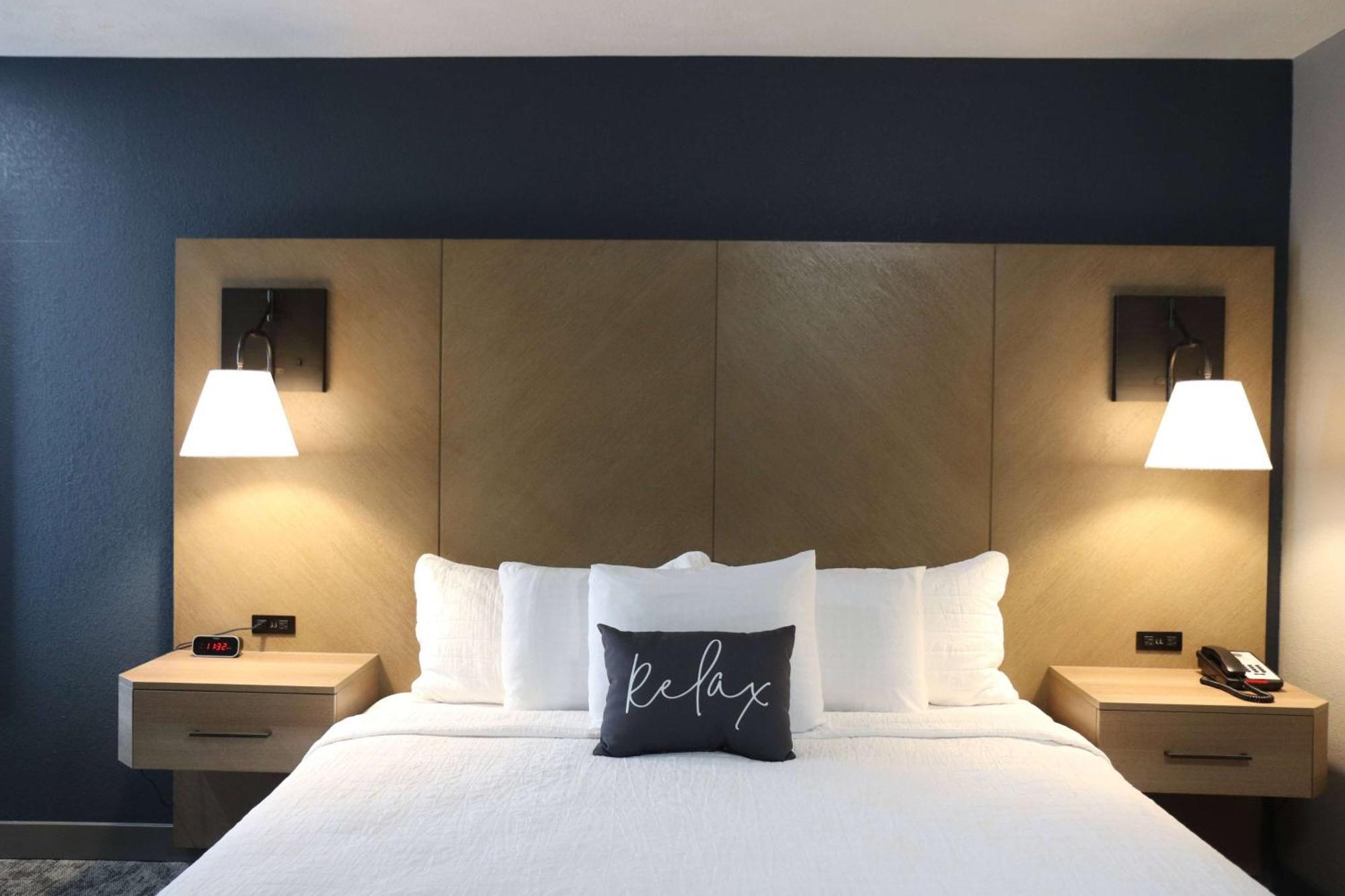 Eastland Suites Hotel & Conference Center Блумингтън Екстериор снимка