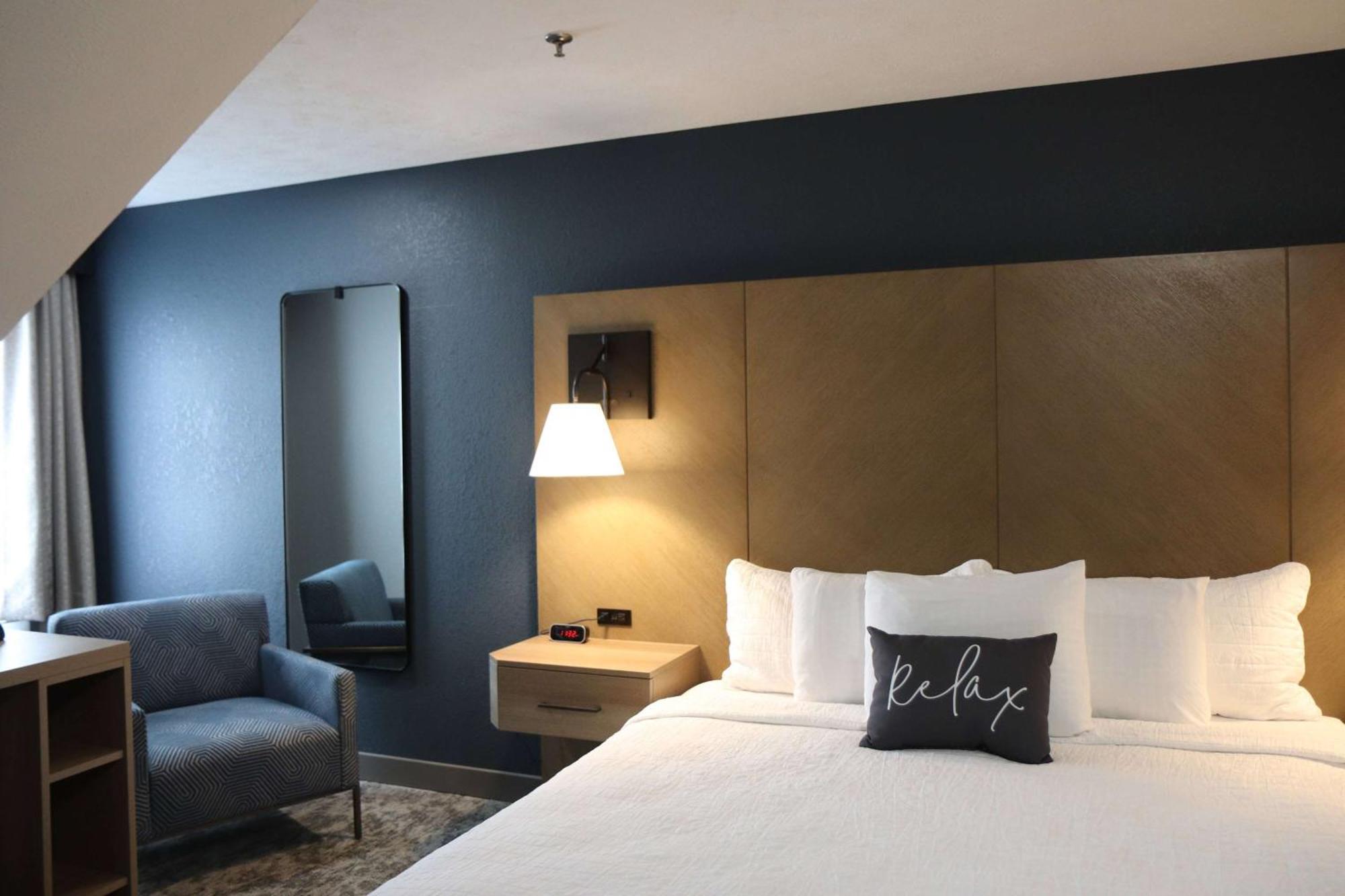 Eastland Suites Hotel & Conference Center Блумингтън Екстериор снимка